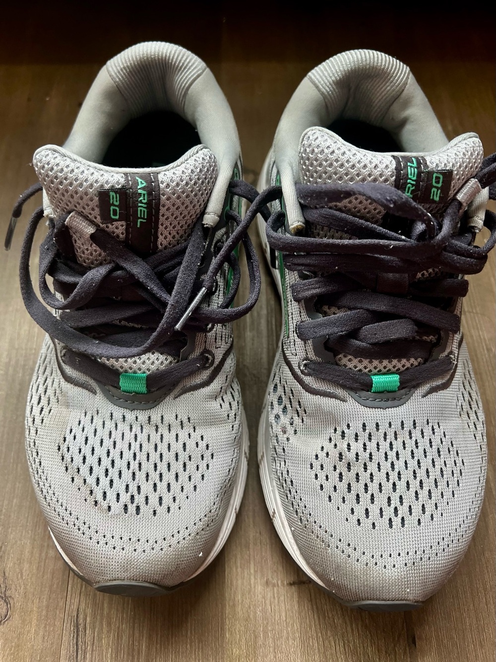 Brooks Women’s Ariel Running Shoes - Gray / Mint Green Accent. Size 8 runs small - Picture 11 of 11